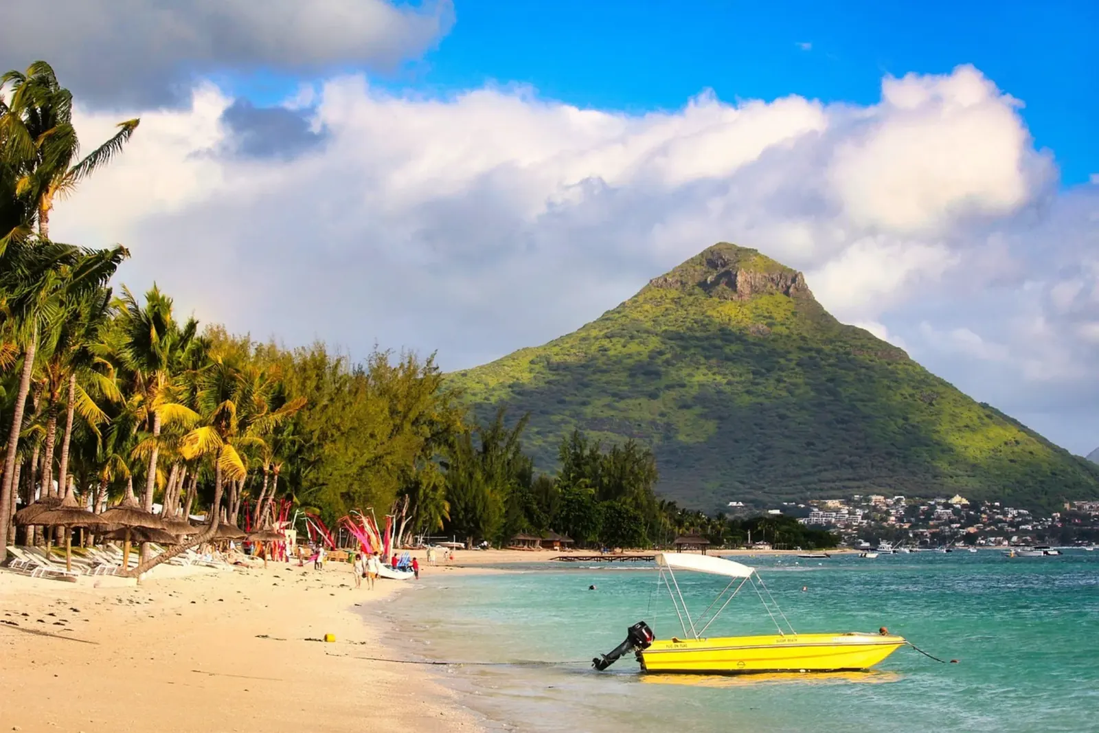 Flic en Flac beach in Mauritius — snorkeling at the coral reef